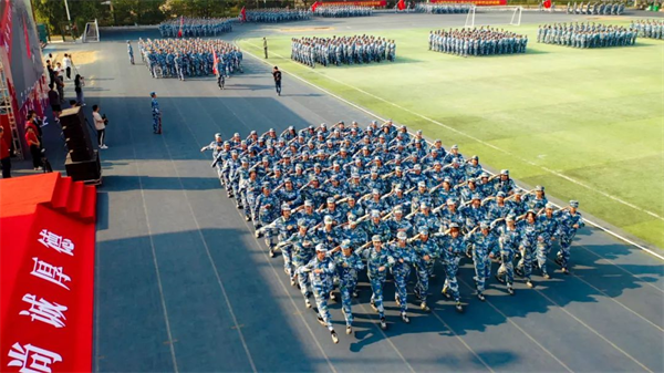 超燃！超飒！威廉希尔中文官方网站举行2022级新生开学典礼暨军训总结表彰大会_fororder_图片5