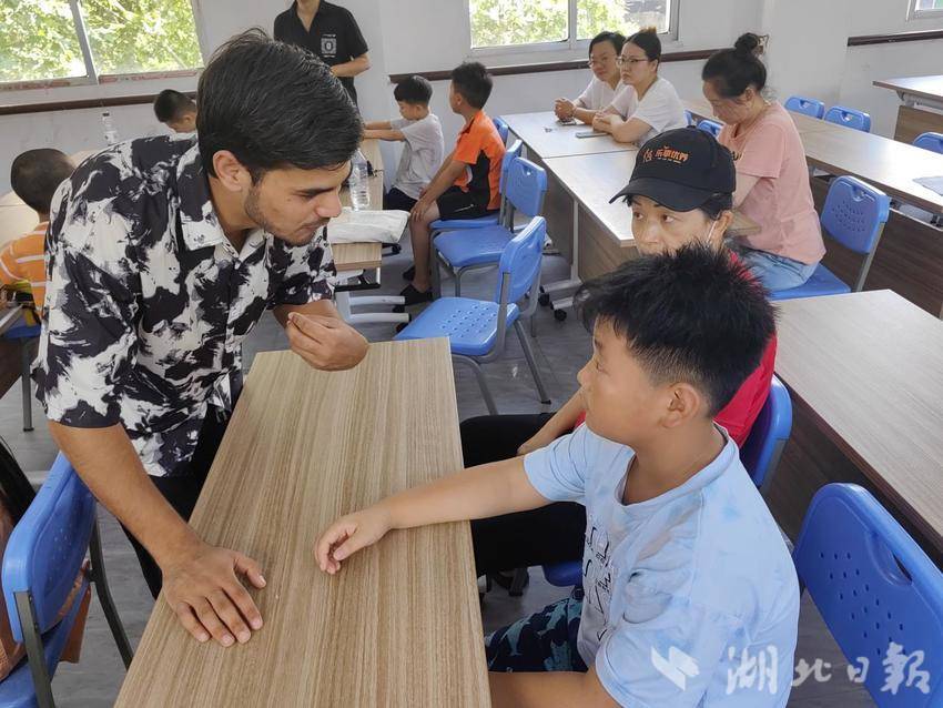 爱心英语角进社区,共育成长新希望.docx