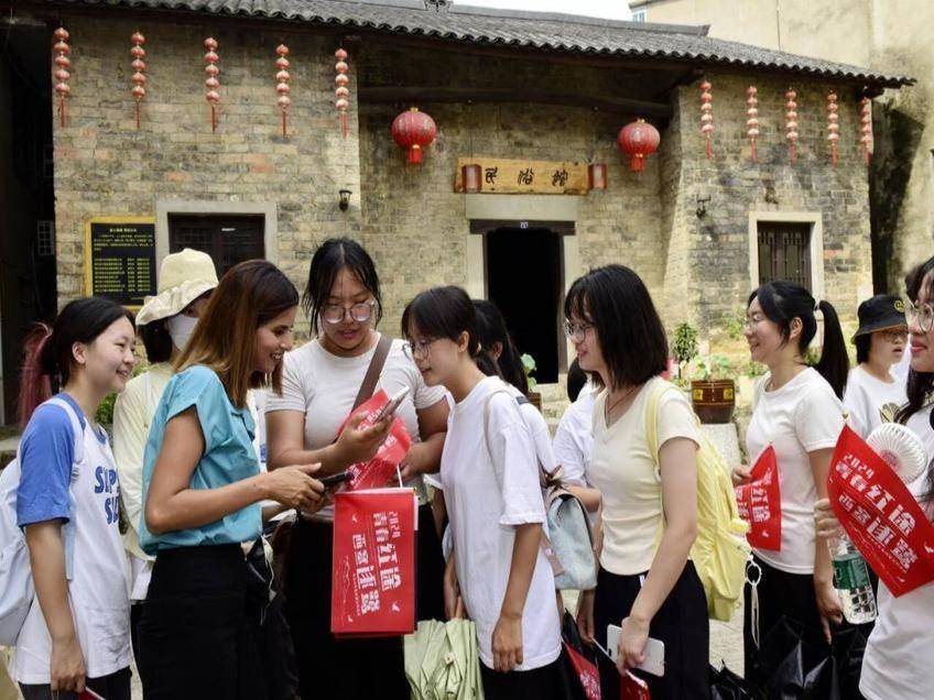 20240805“红绿蓝”三原色 绘出“七彩假期”————蒲公英实践队暑期实践纪实二(通讯员:张淑怡、卢梦).docx